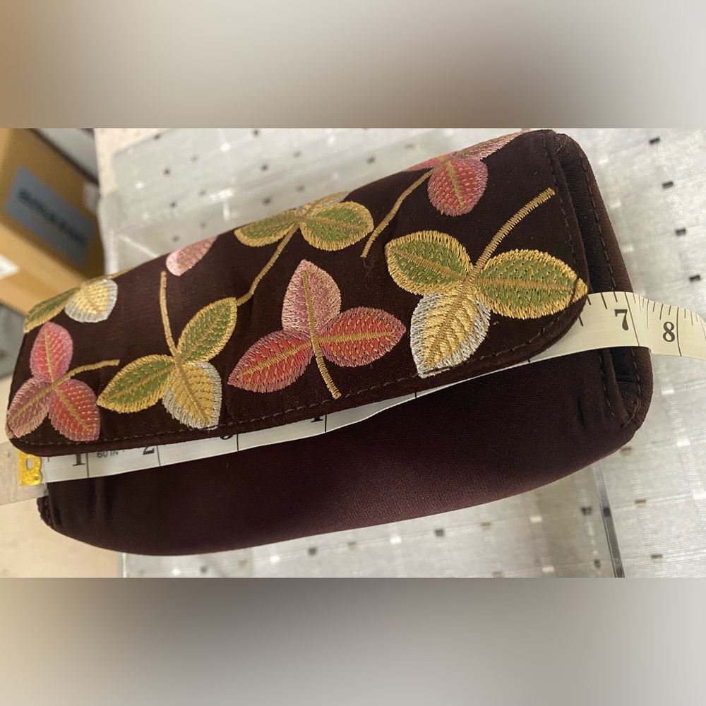 Small Ipa Nima Velvet Clutch Bag Embroidered Leaf Pattern - Picture 16 of 17